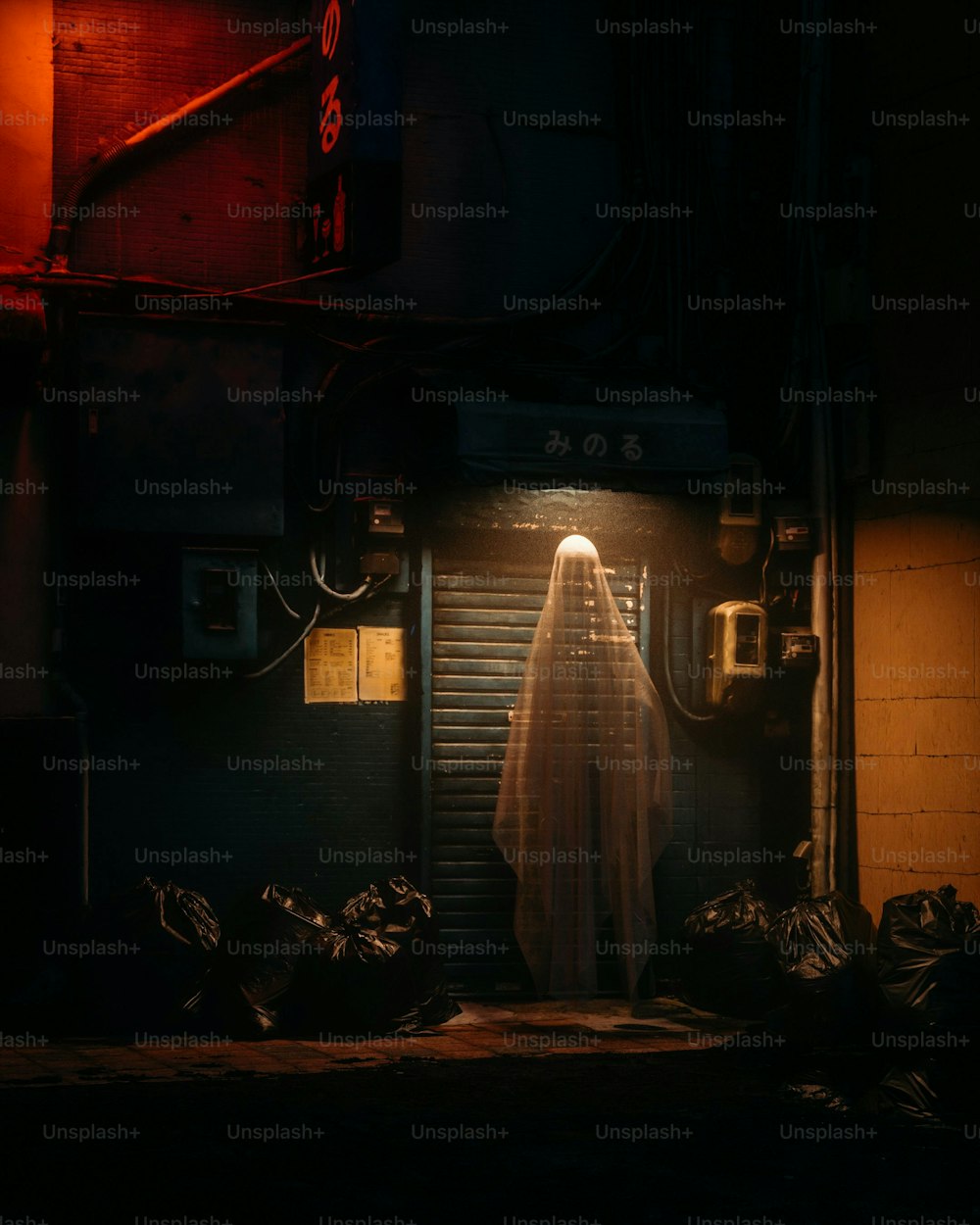 Un fantasma fantasmal parado en una puerta por la noche