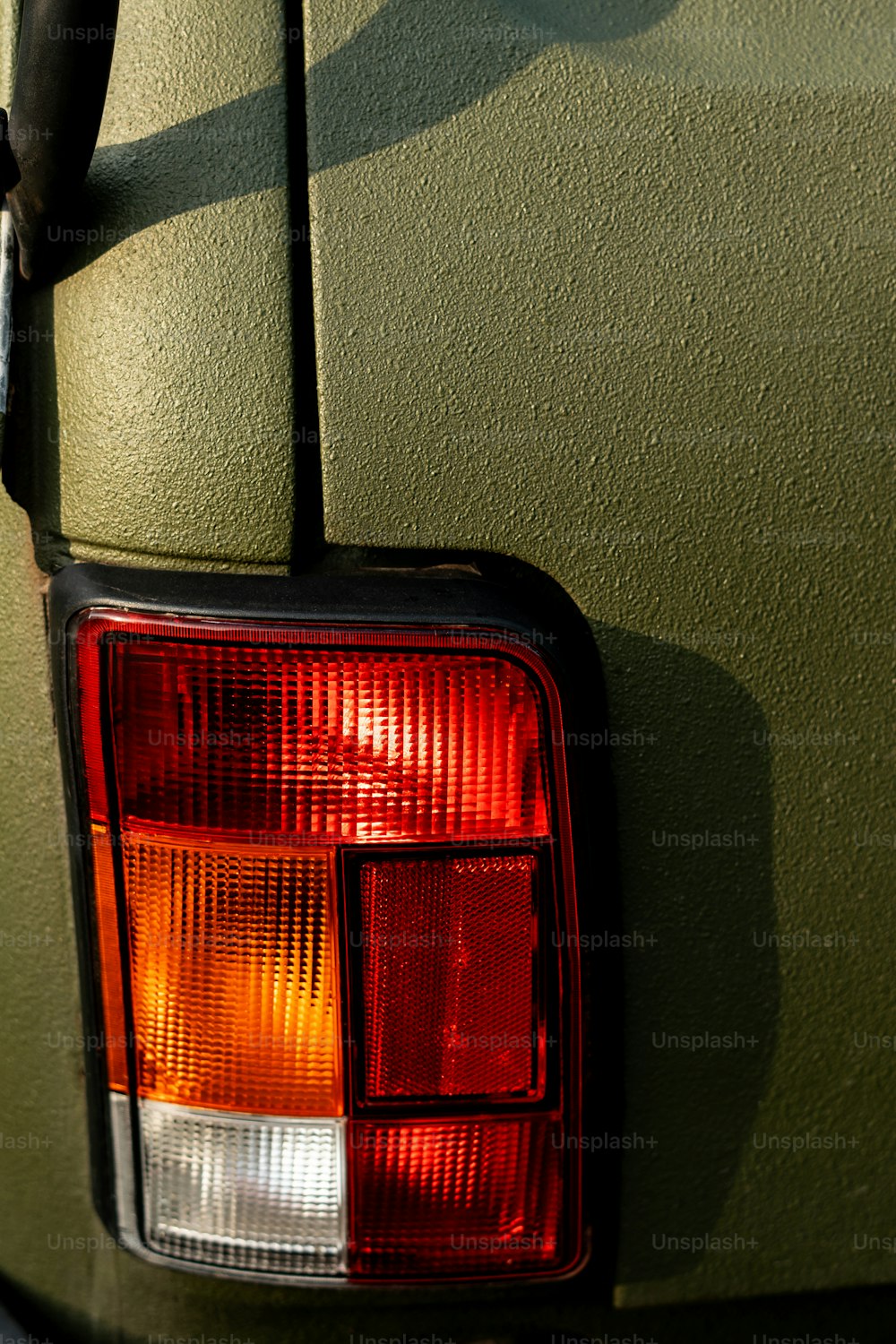 um close up da lanterna traseira de um carro em um veículo