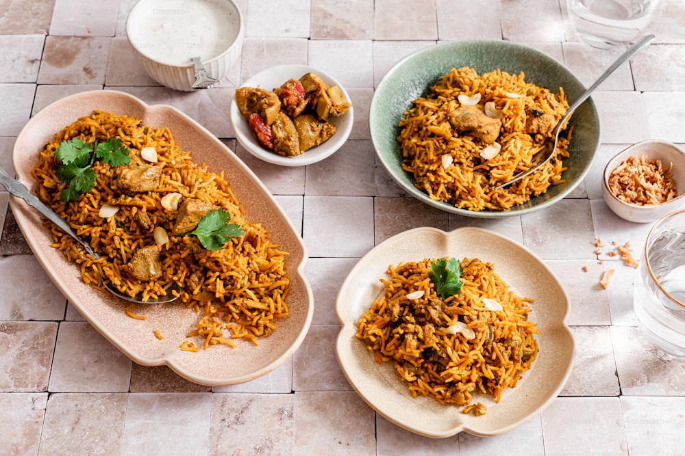 ein Tisch mit Tellern mit Essen und Schüsseln mit Reis