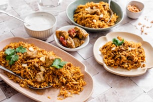 ein Tisch mit Tellern mit Essen und Schüsseln mit Reis