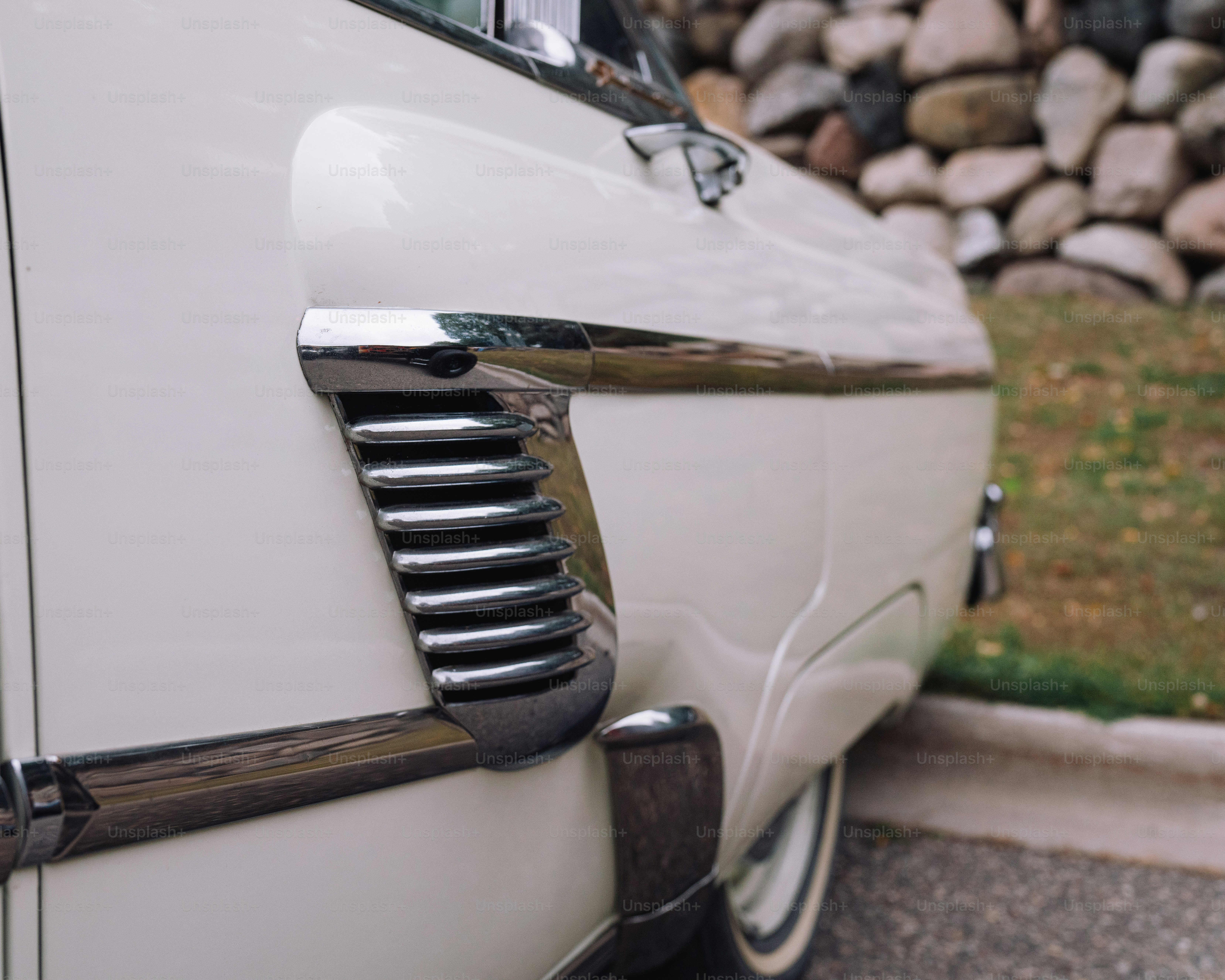 un gros plan de l’avant d’une vieille voiture