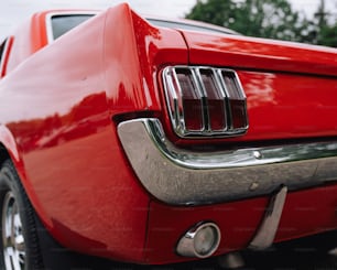 Un primo piano della coda di una Mustang rossa