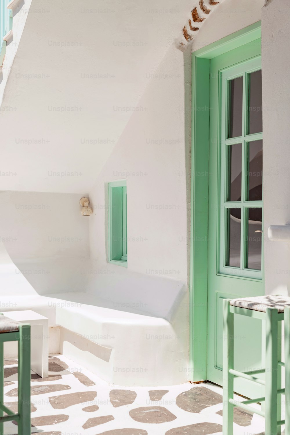 une chambre avec une porte verte et un banc
