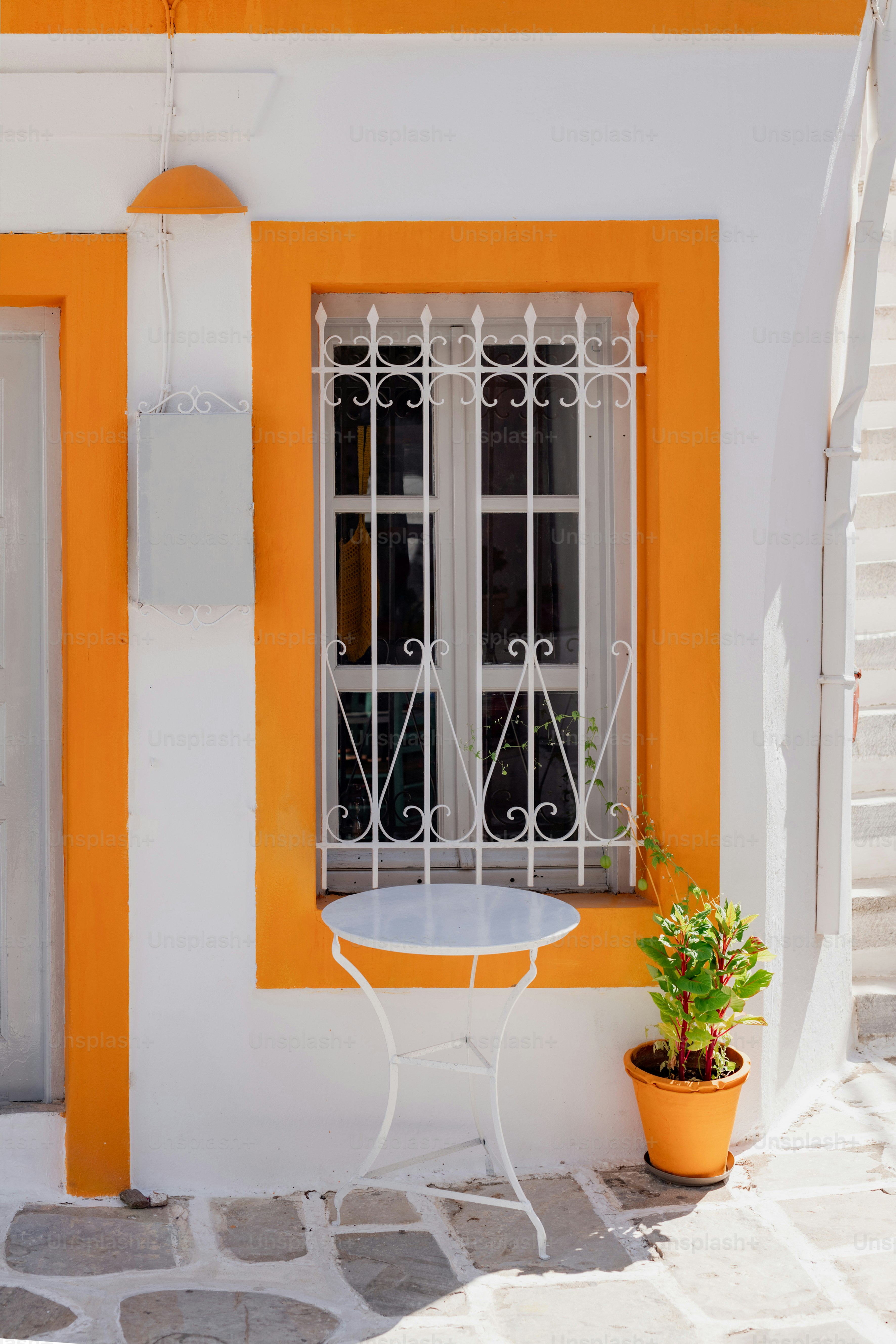 une petite table et une chaise devant une fenêtre