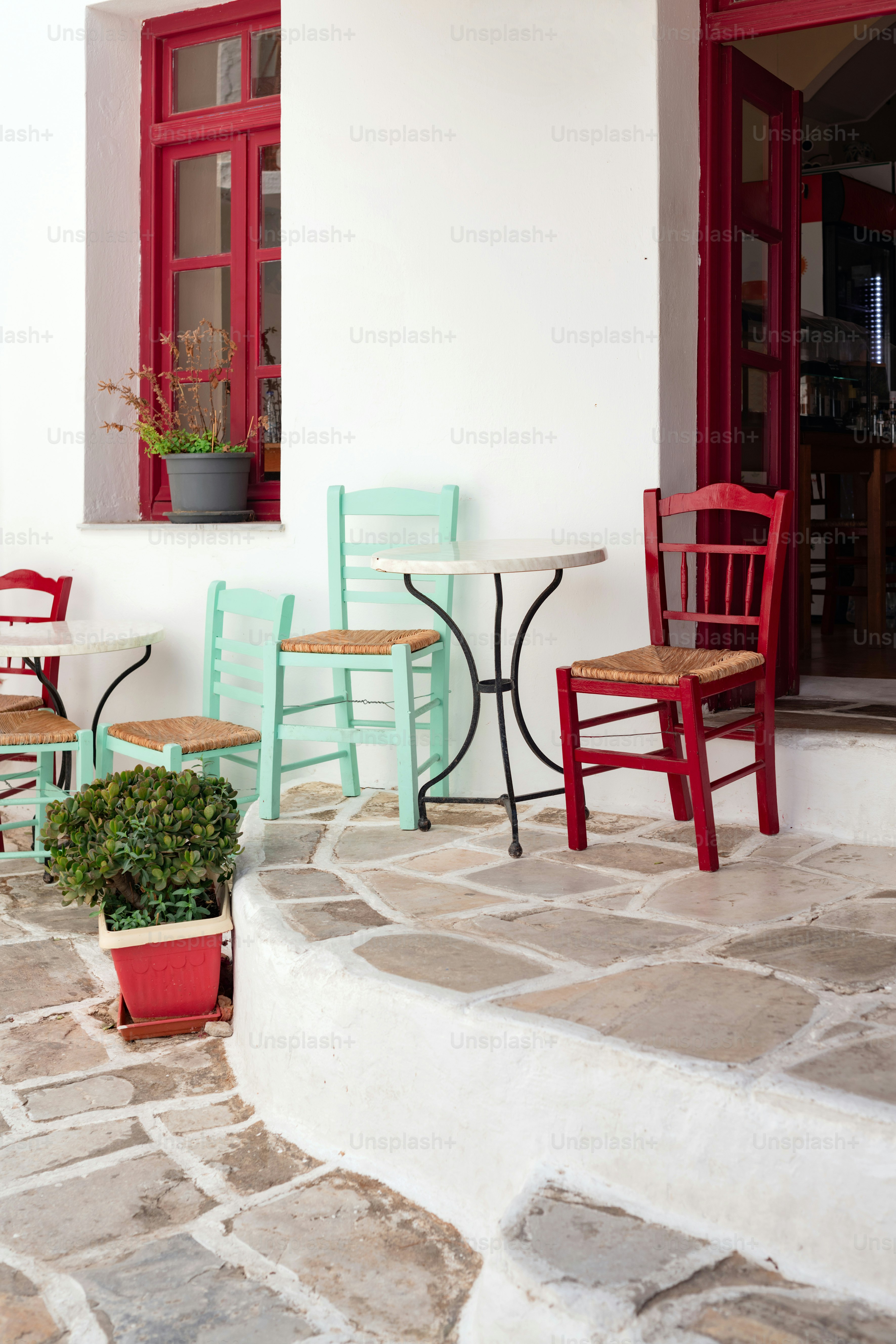 quelques chaises assises l’une à côté de l’autre sur un sol en pierre