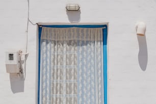 una finestra con una tenda appesa al suo lato