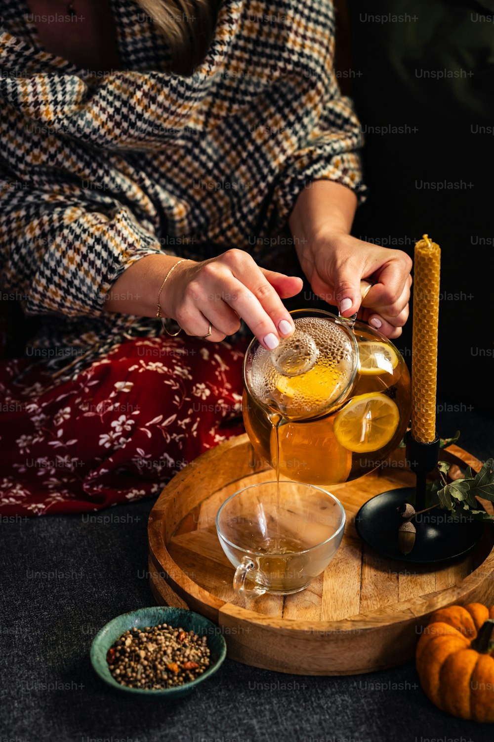 une personne versant un verre dans un verre