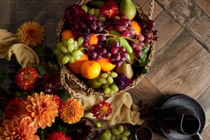 Una canasta llena de muchos tipos diferentes de fruta