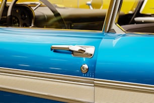 um close up de uma maçaneta azul da porta do carro