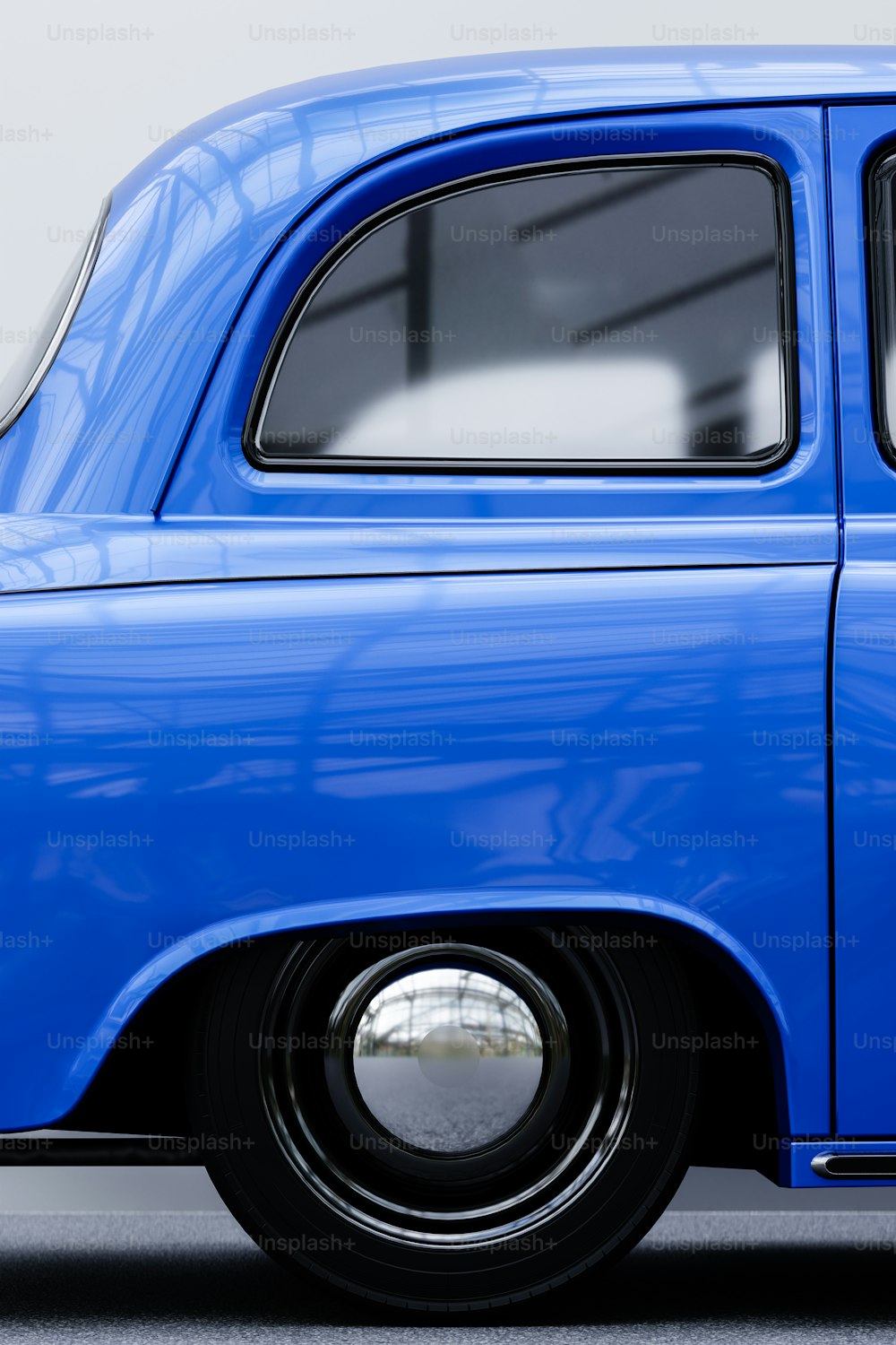 Un primo piano di un'auto blu con uno sfondo bianco