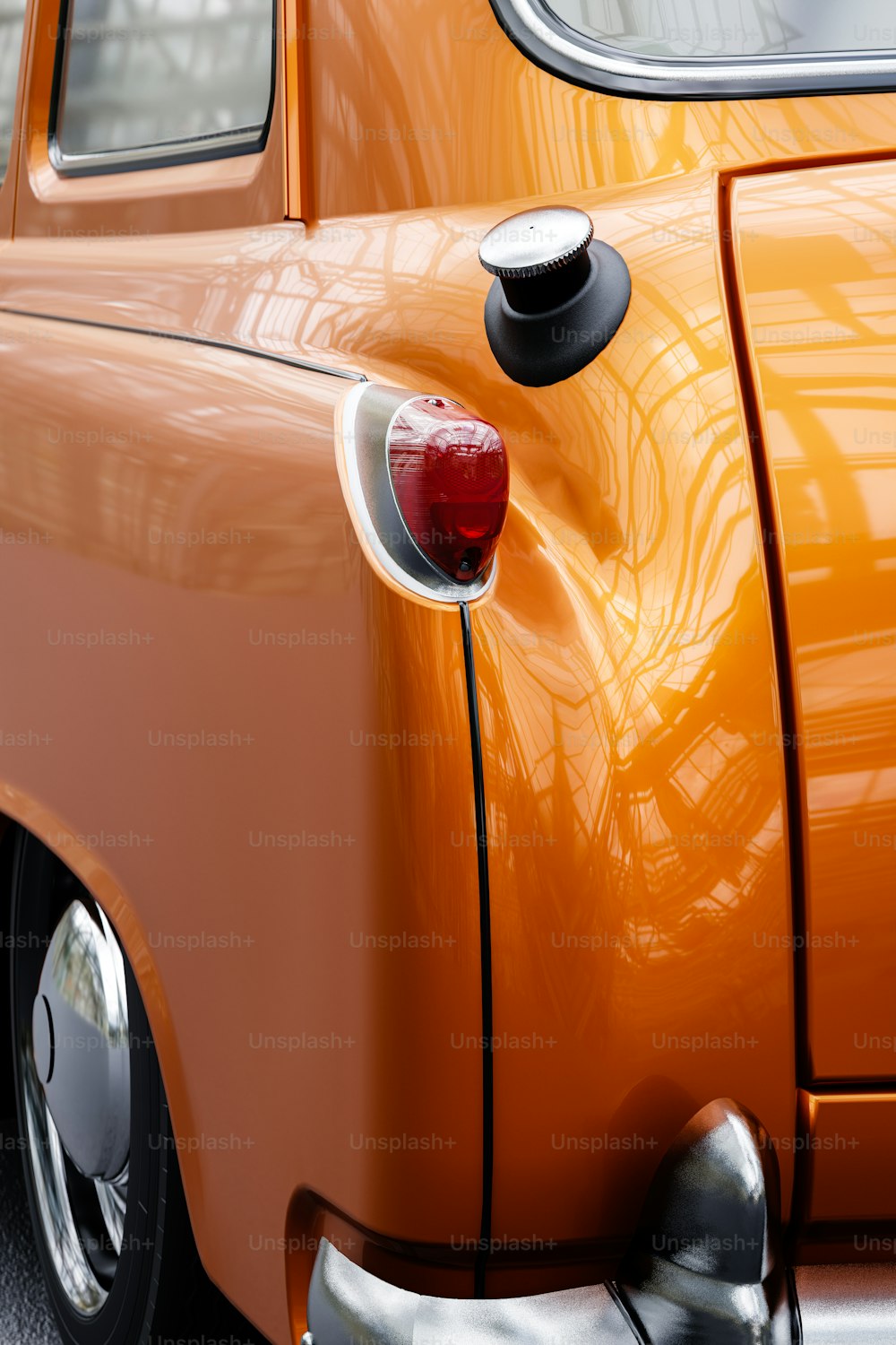 Un primer plano de la cola de un coche naranja