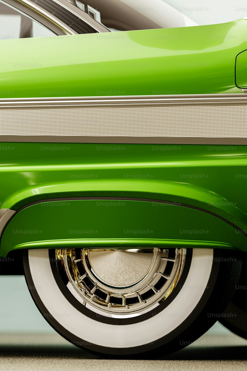 Un primo piano di un'auto verde con cerchi bianchi