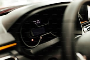 o painel de um carro com display digital