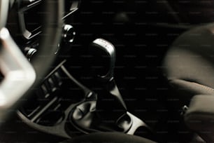 um close up do painel de um carro com um volante