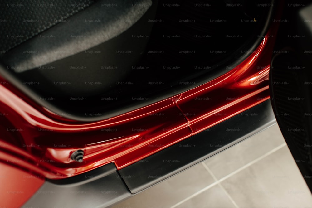 um close up da extremidade traseira de um carro vermelho