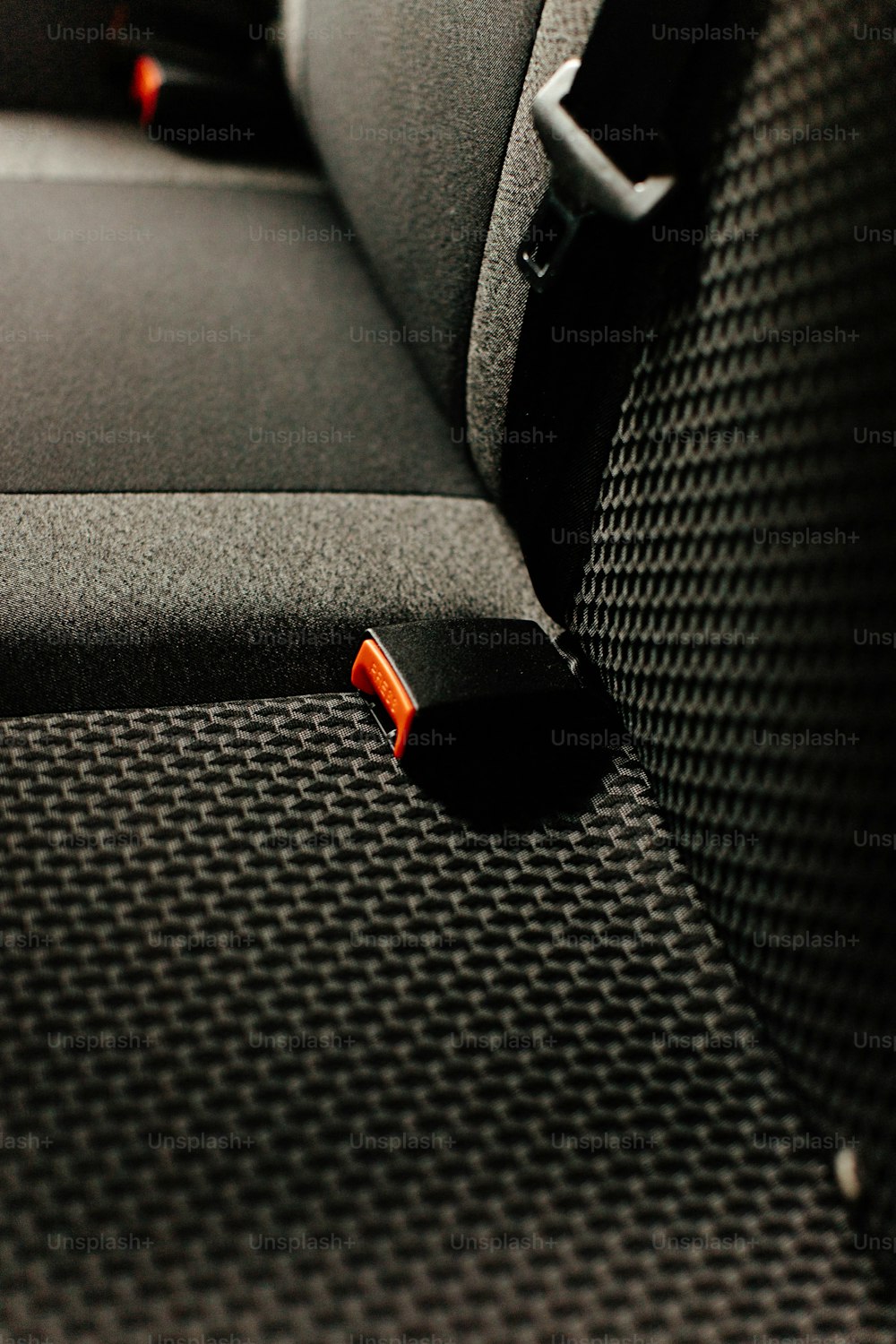um close up de um assento em um veículo