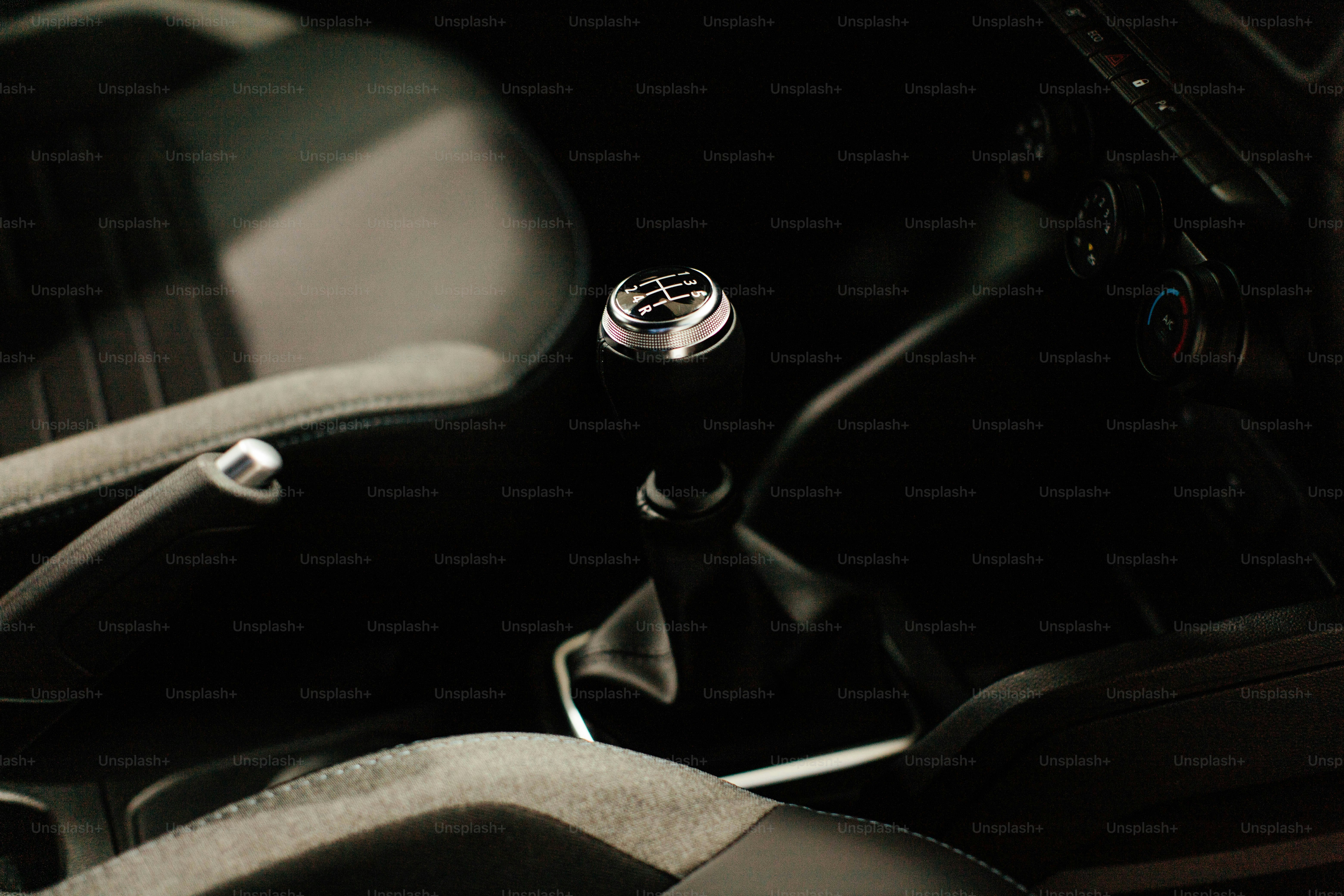 premium_photo-1694207374215-351ce1924e45?ixid=M3wxMjA3fDB8MXxzZWFyY2h8NXx8YmVudGxleSUyMGV4dGVuZGVkJTIwd2FycmFudHklMjBzaW5nYXBvcmV8ZW58MHx8fHwxNzU5ODkwNzEzfDA\u0026ixlib=rb-4.1.0