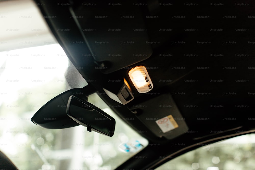 um close up de um espelho de carro com uma luz acesa