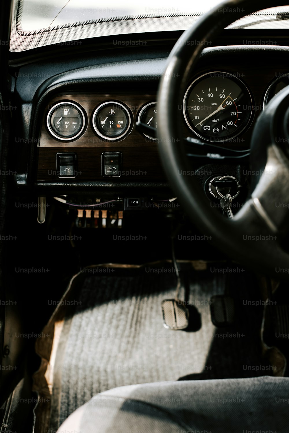 un tableau de bord d’une voiture avec un volant