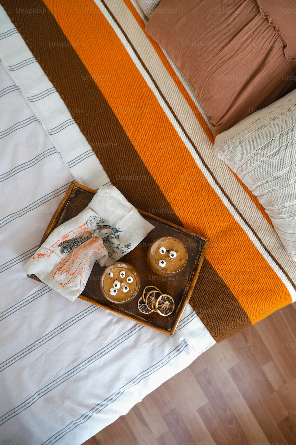 침대 위에 놓여 있는 도넛 쟁반