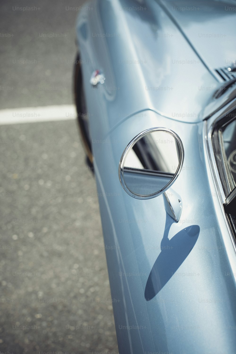 Un primo piano di un'auto sportiva blu