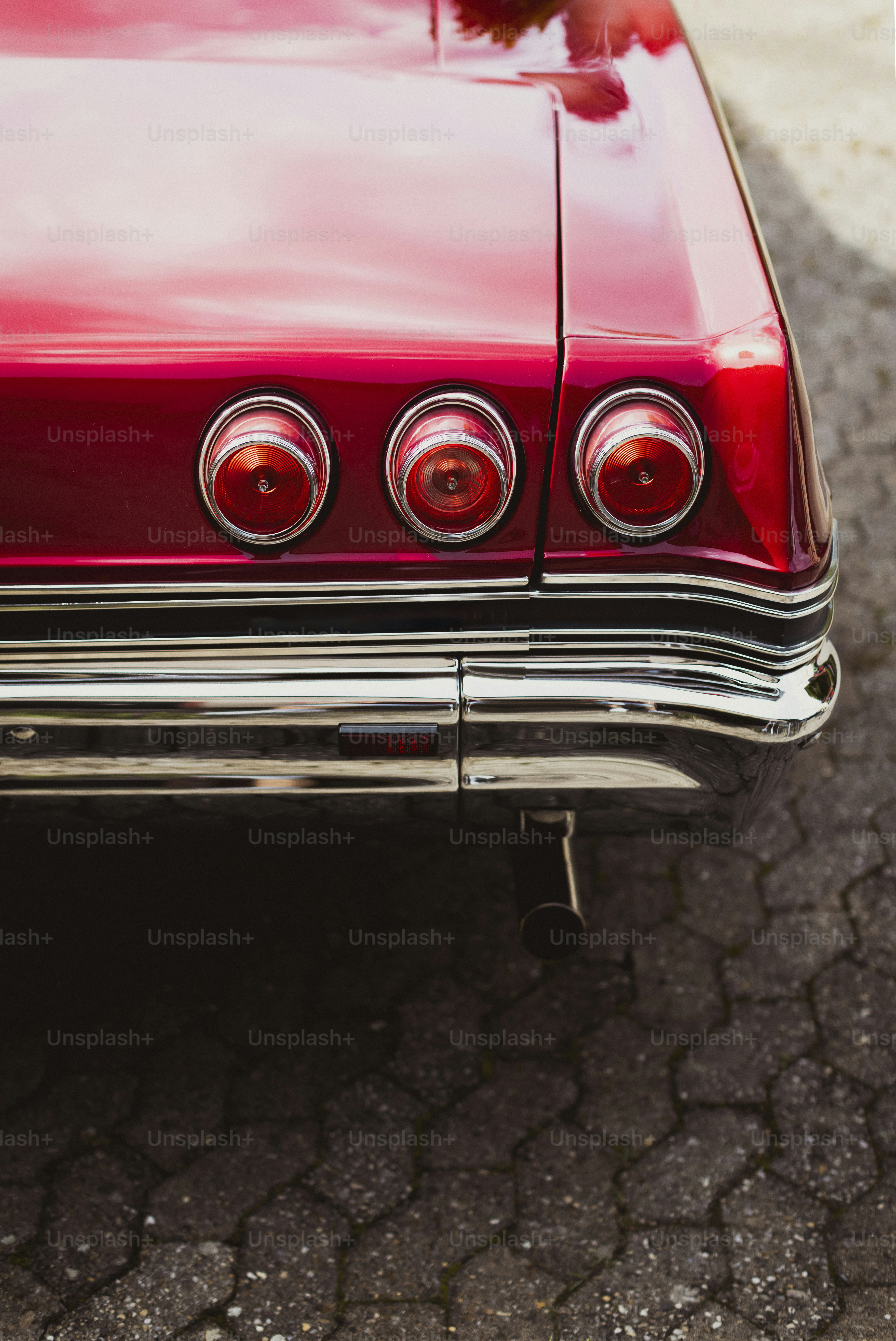 Nahaufnahme der Frontpartie eines roten Autos