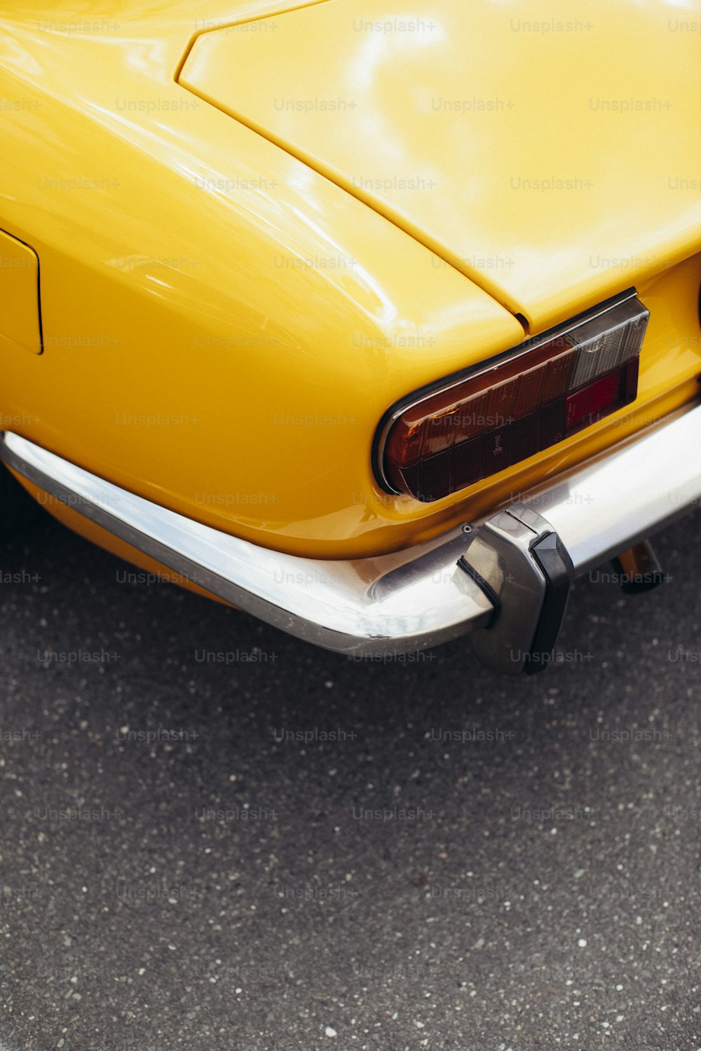 um close up de um carro esportivo amarelo