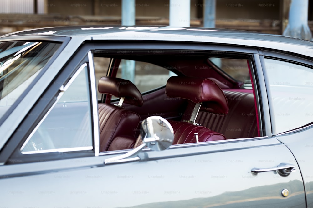 el interior de un coche con la puerta abierta