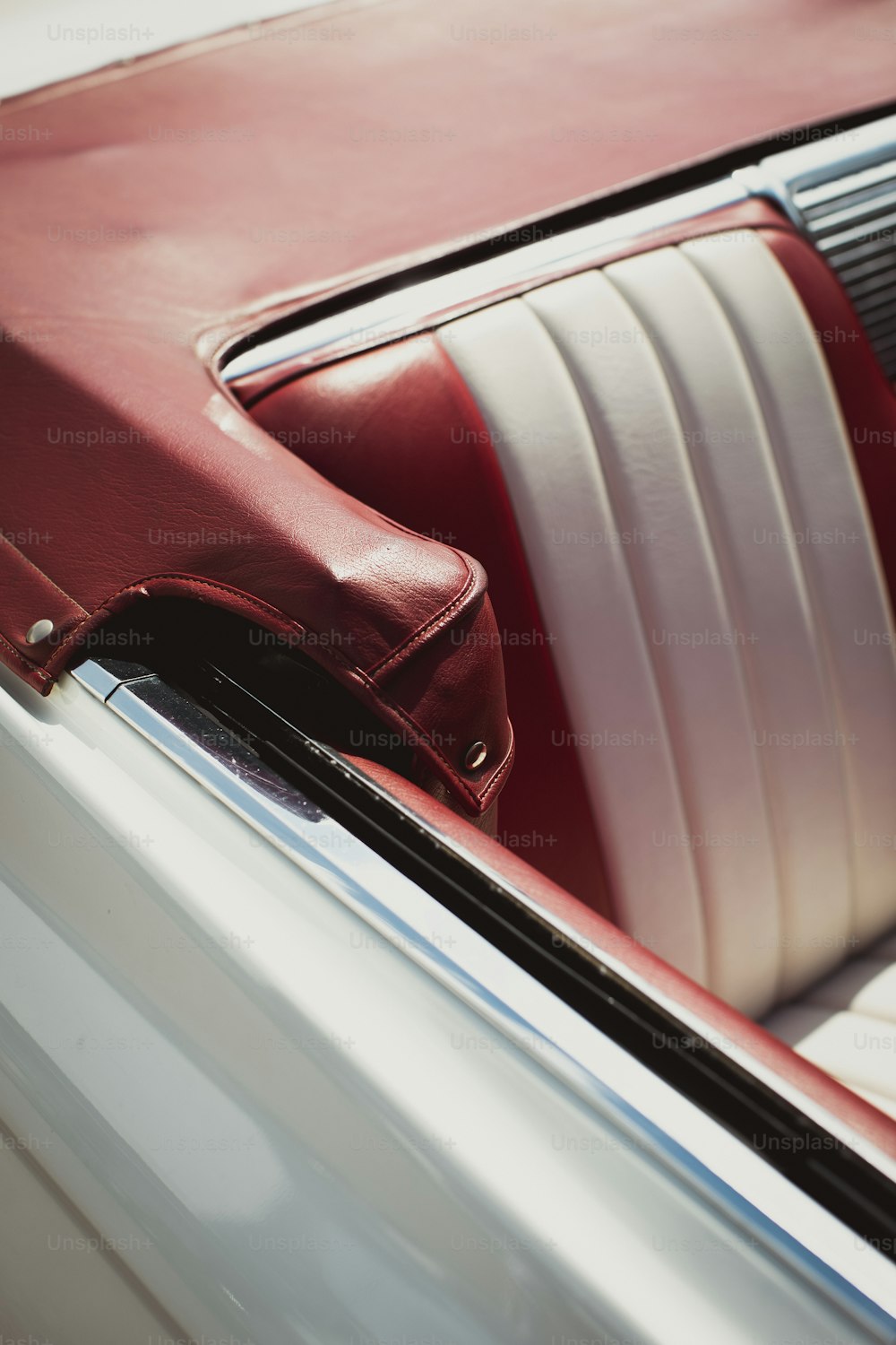 o interior de um carro com um assento de couro vermelho