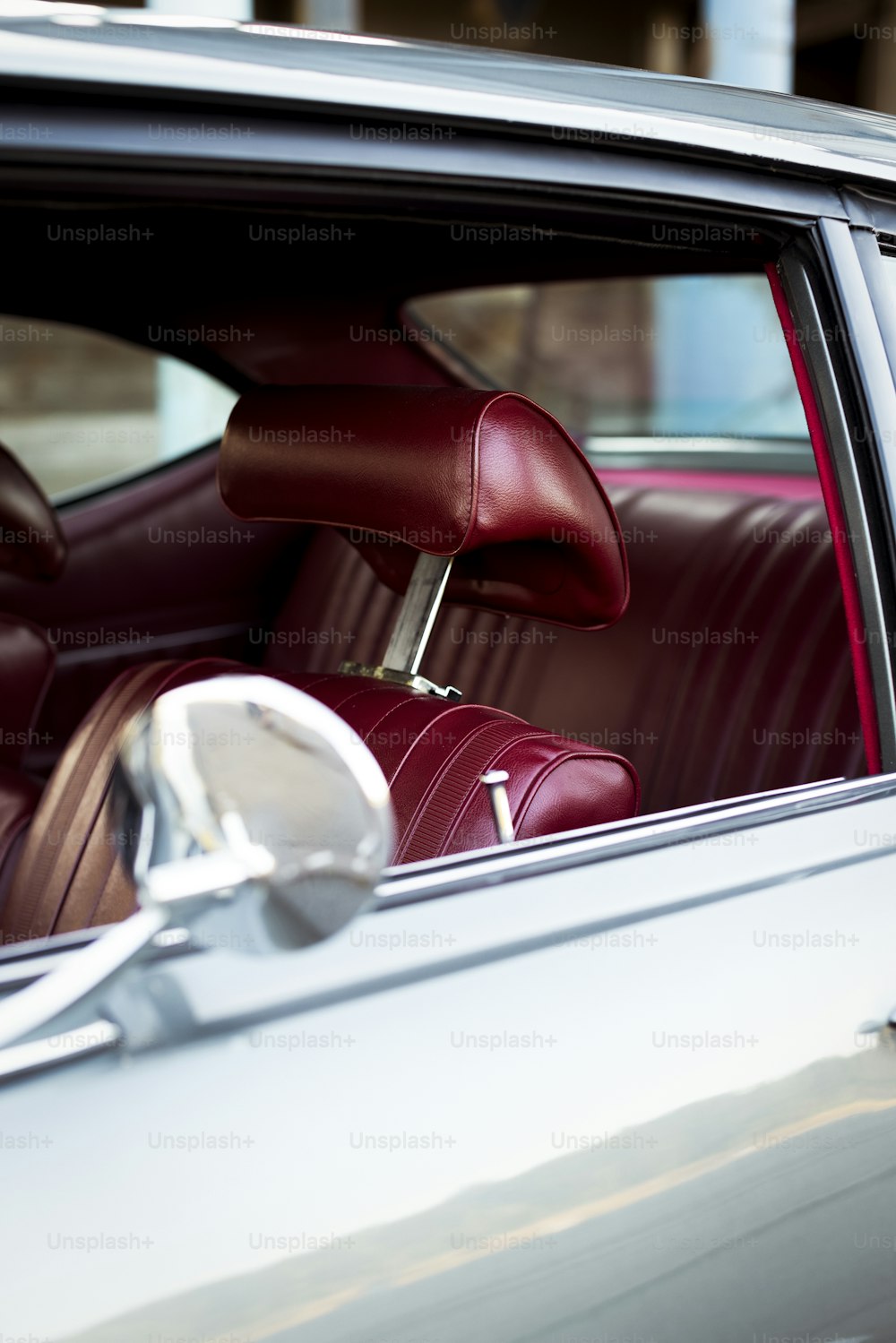 El interior de un automóvil con un asiento de cuero rojo