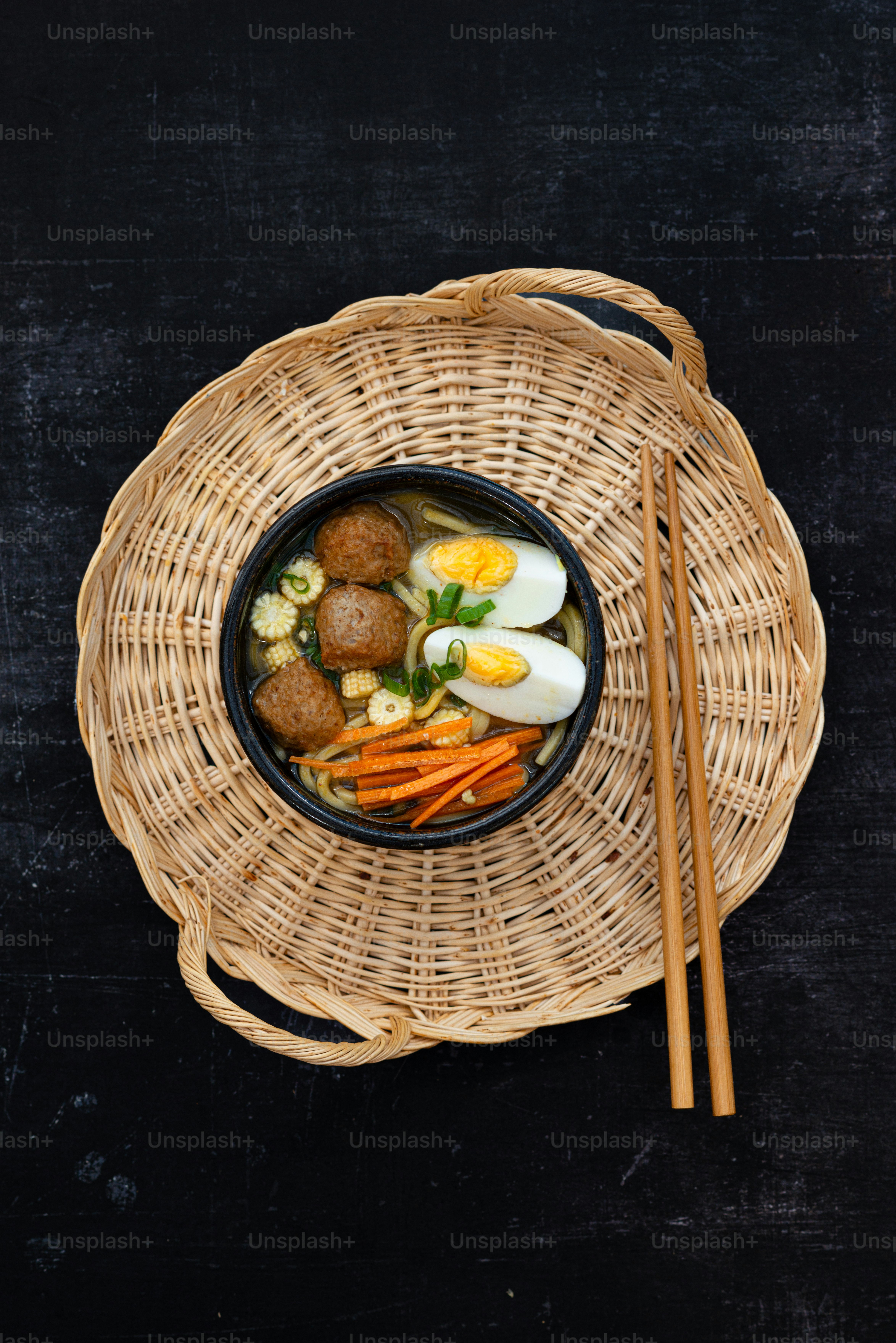 un tazón de comida con palillos