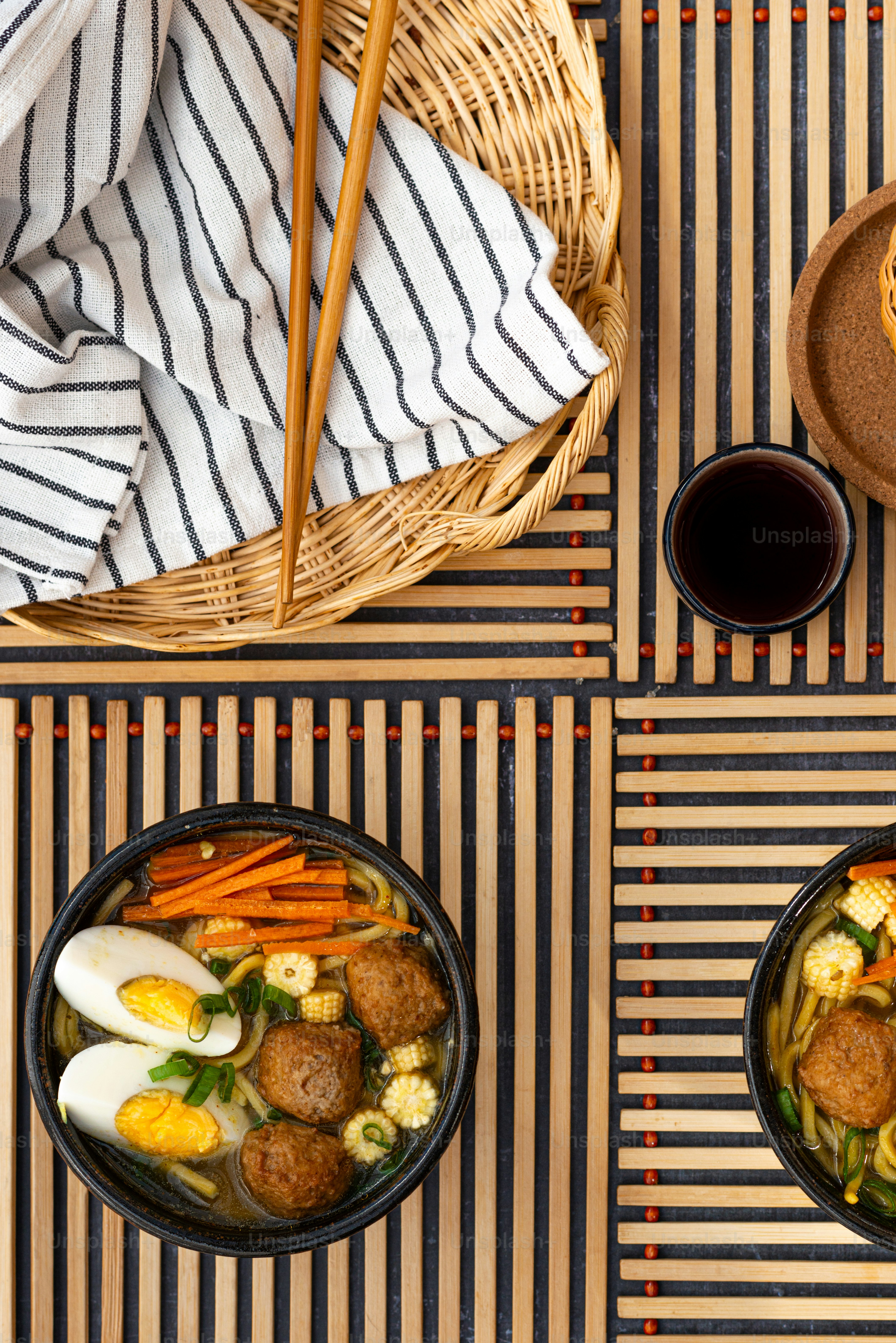 Dos tazones de comida en una mesa con palillos