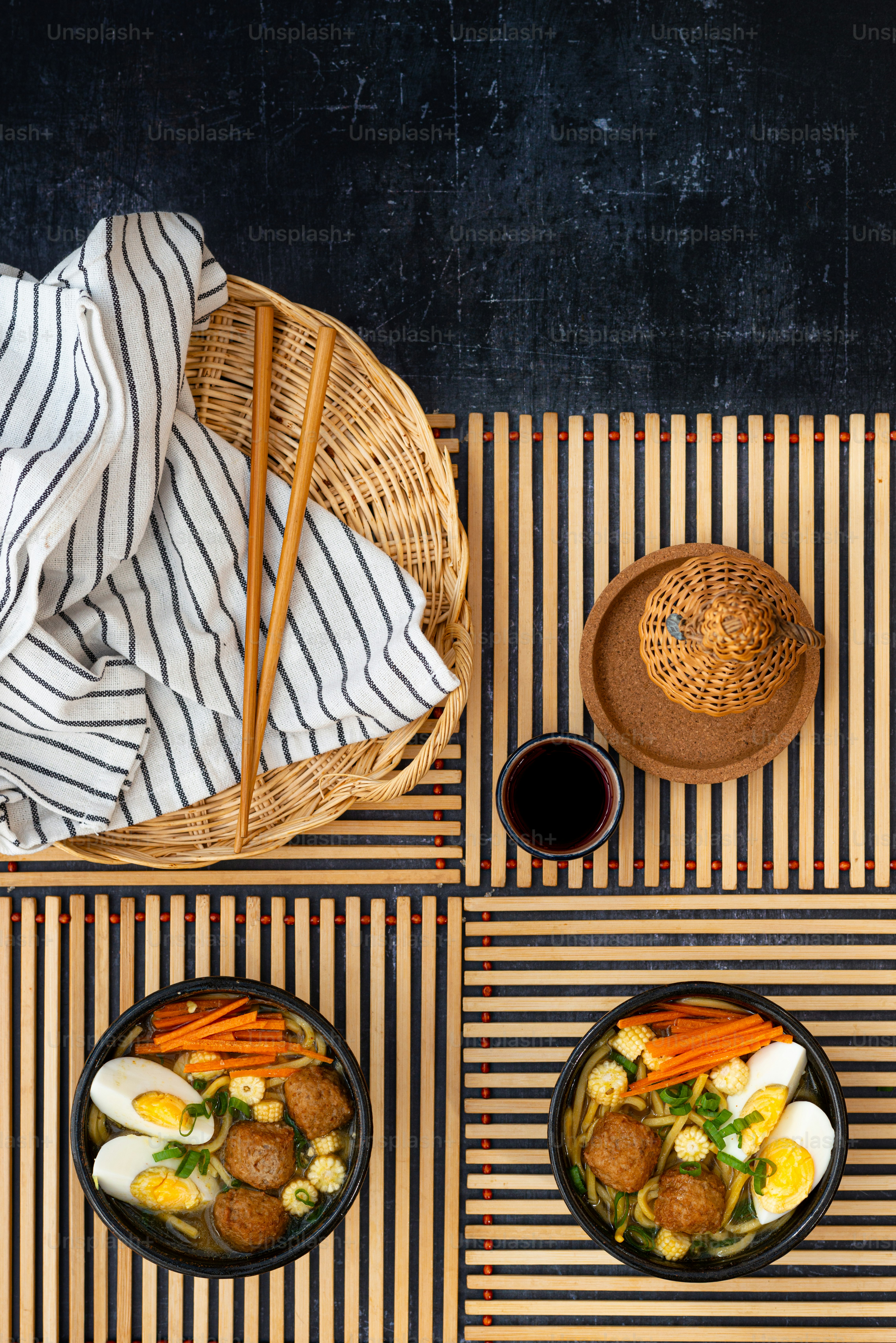 una mesa cubierta con dos tazones de comida