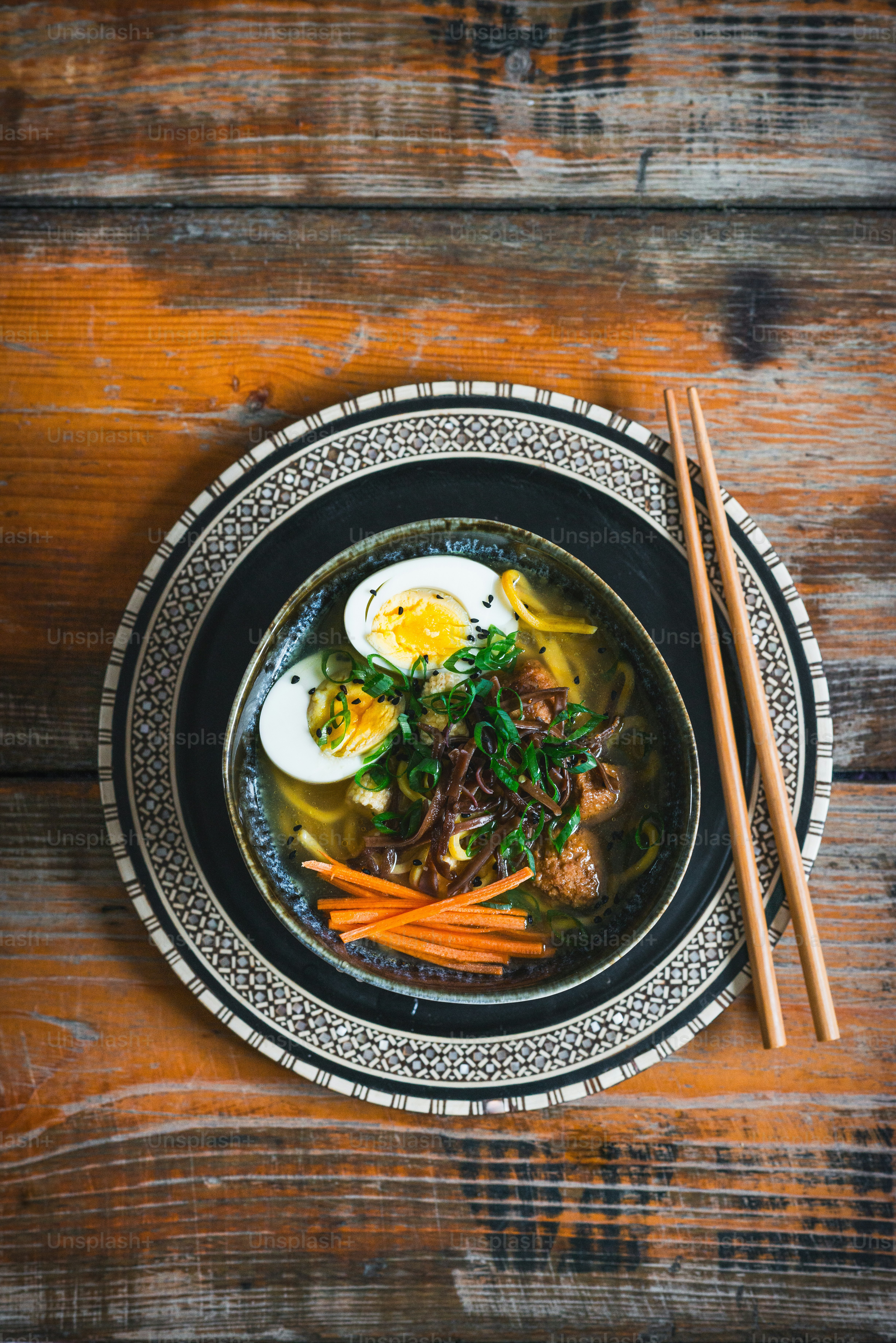 semangkuk sup dengan daging, wortel, dan telur