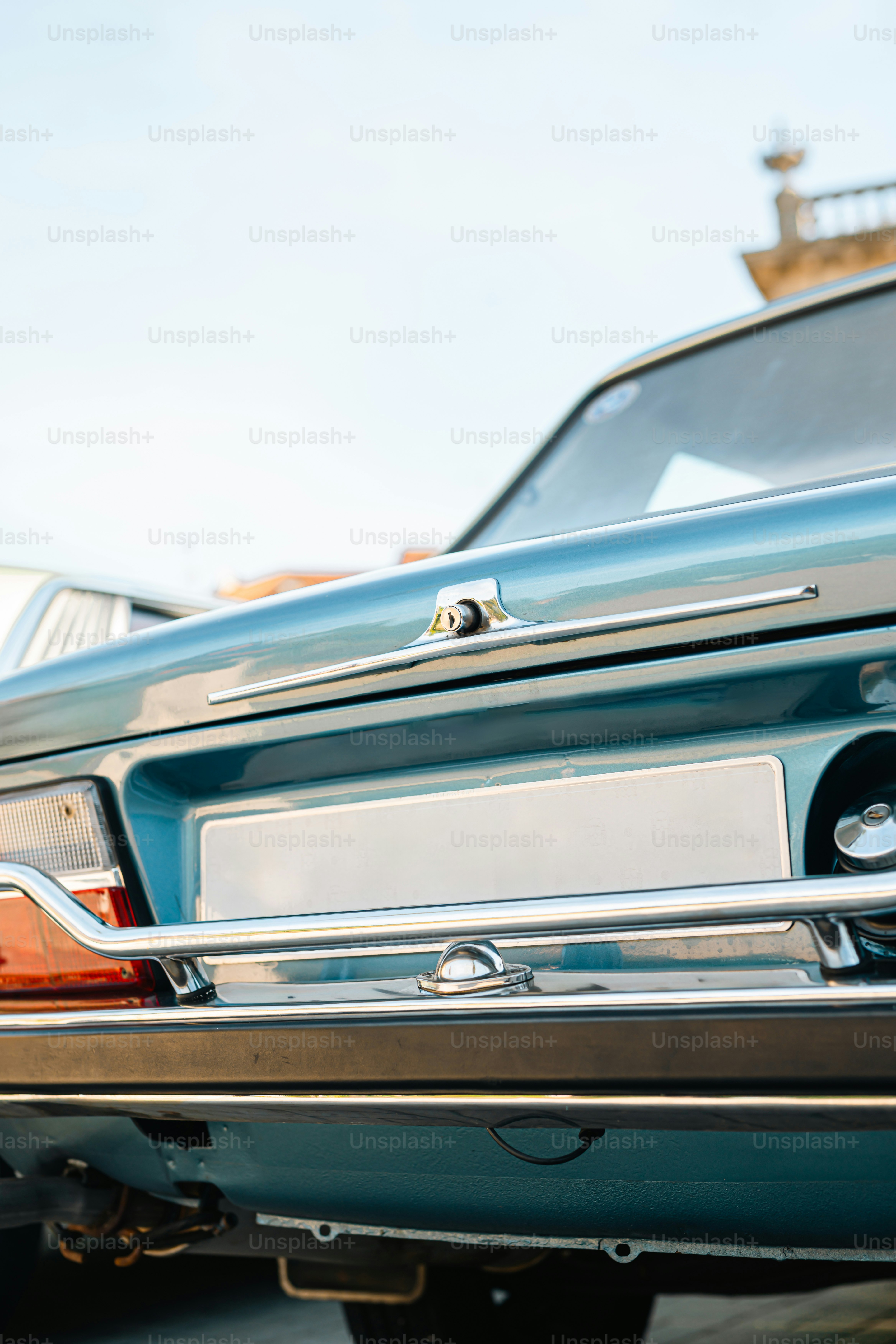 ein blaues Auto, das neben einem anderen Auto geparkt ist