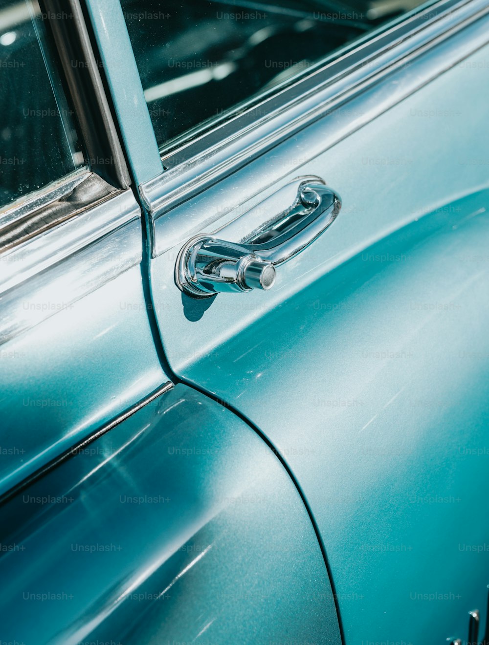 um close up de uma maçaneta de porta em um carro