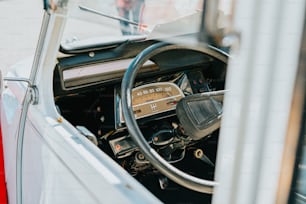 l’intérieur d’une voiture avec un volant et un tableau de bord