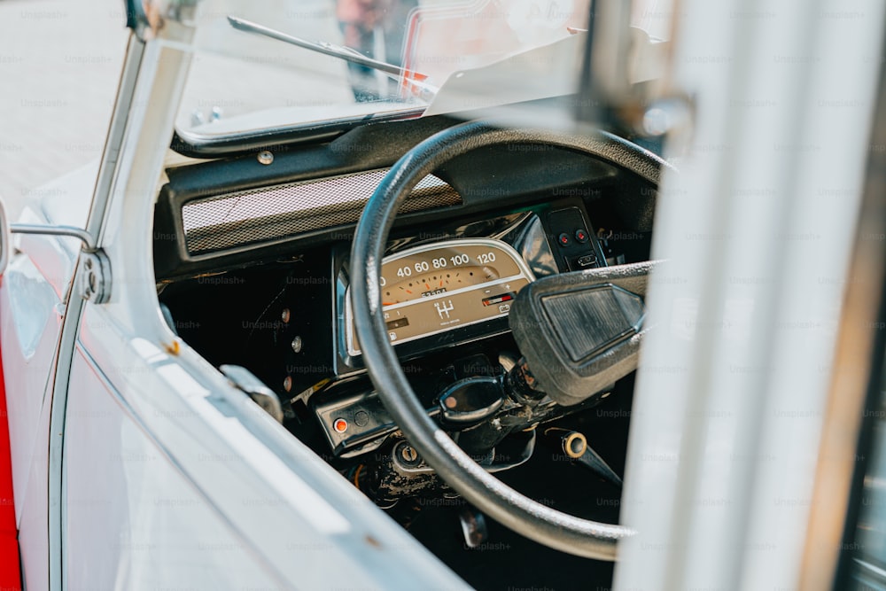 Der Innenraum eines Autos mit Lenkrad und Armaturenbrett