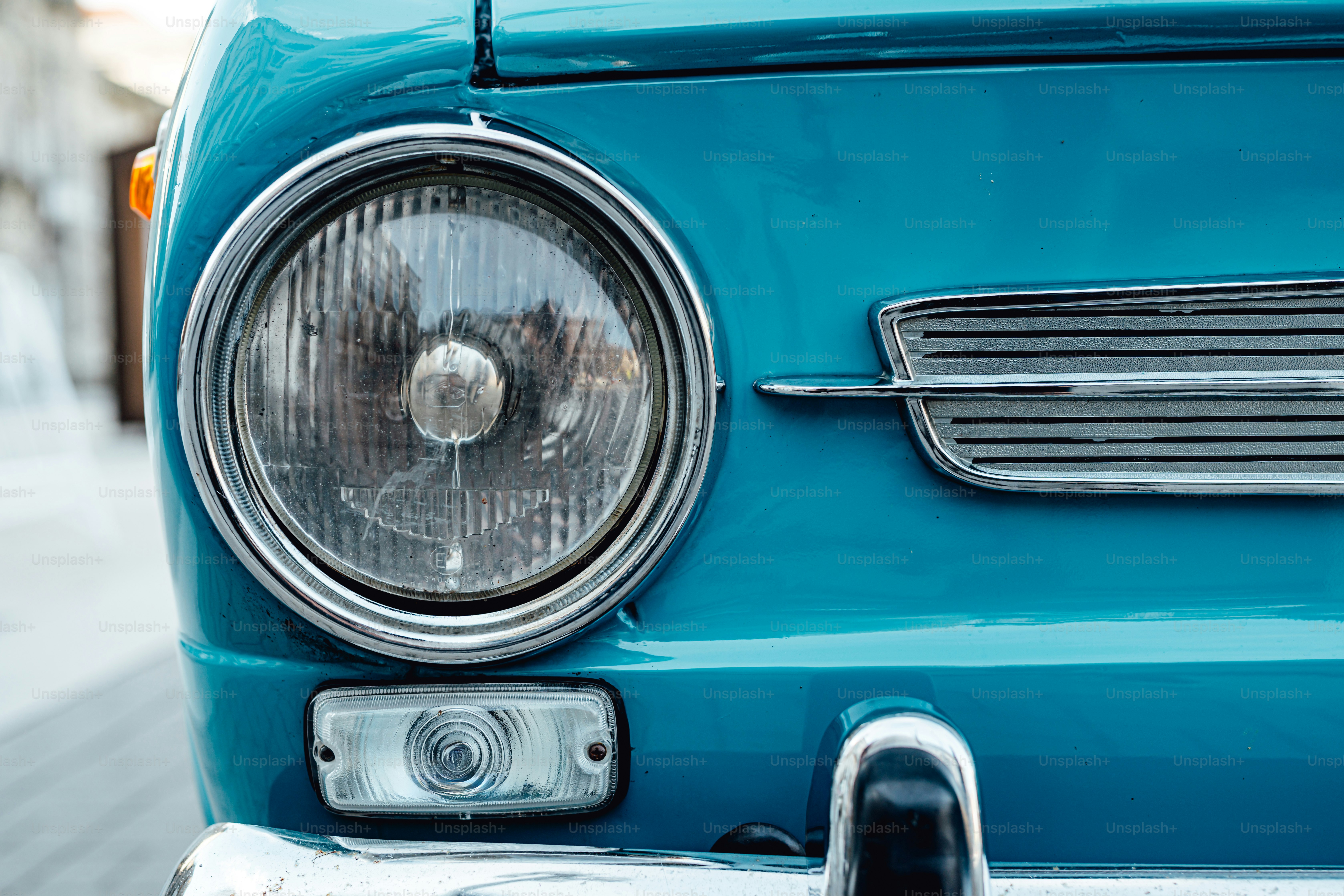 Gros plan de l’avant d’une voiture bleue