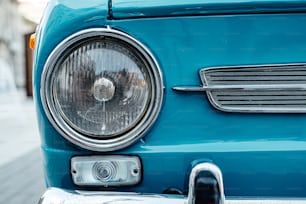um close up da dianteira de um carro azul