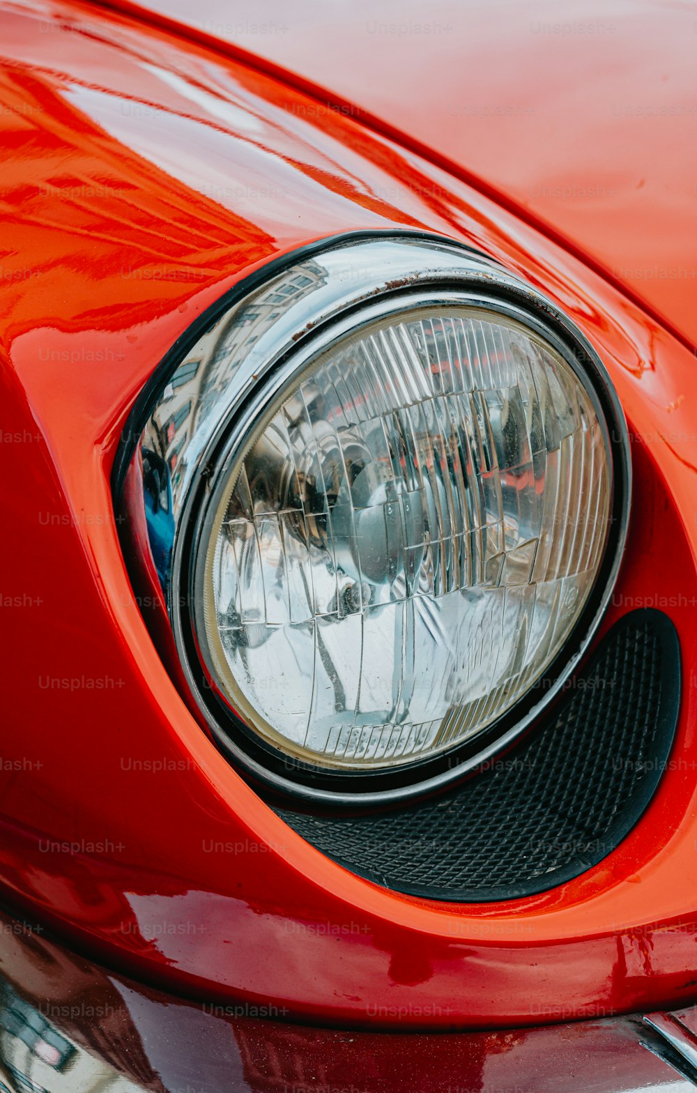 um close up de um farol vermelho de carro esportivo