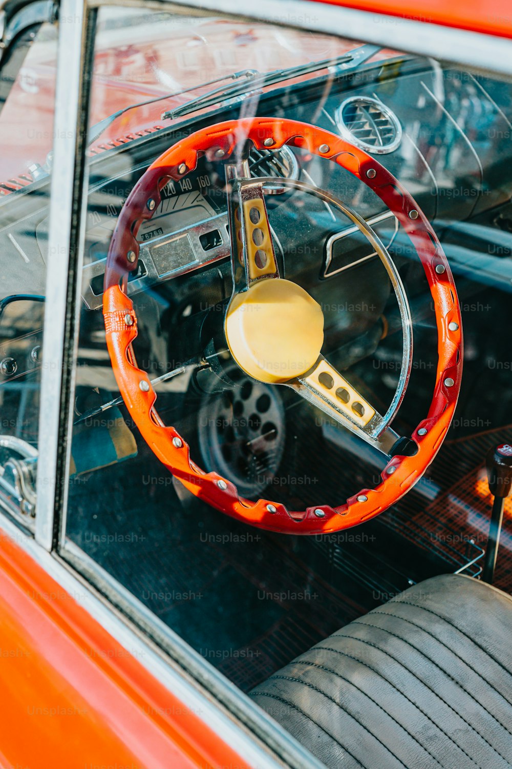 el interior de un coche con volante