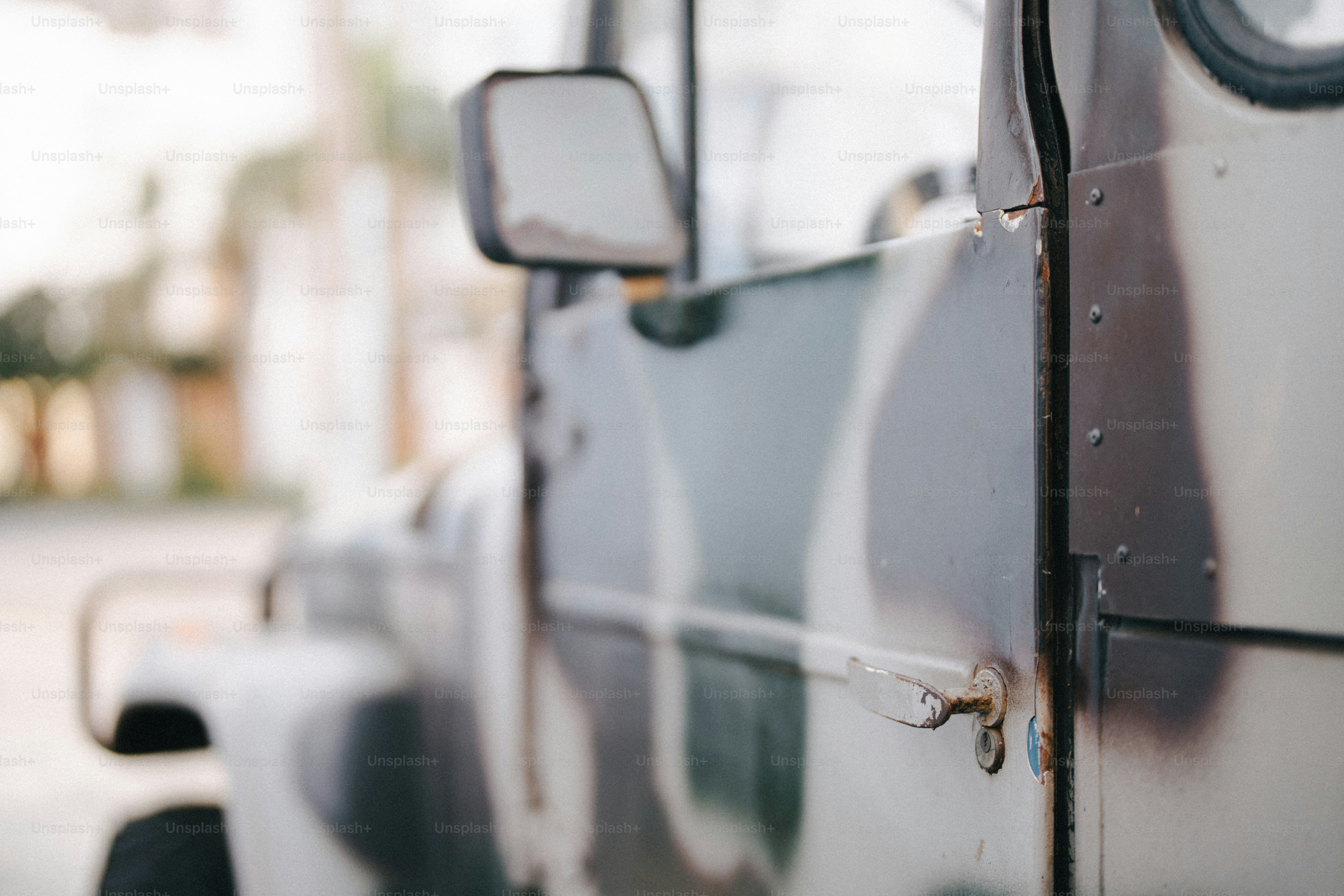 Un primer plano del costado de un autobús
