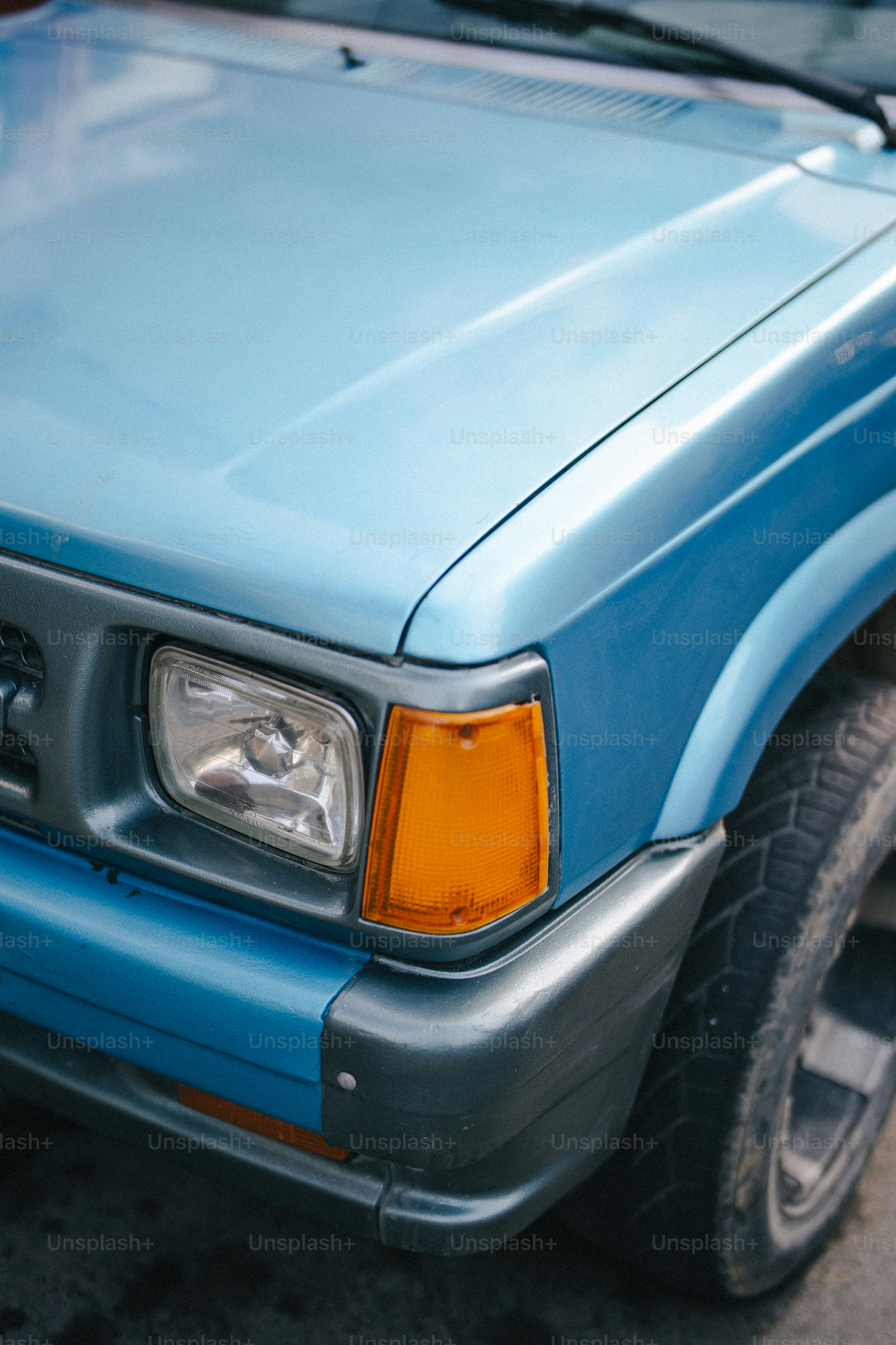 Una camioneta azul estacionada en un estacionamiento