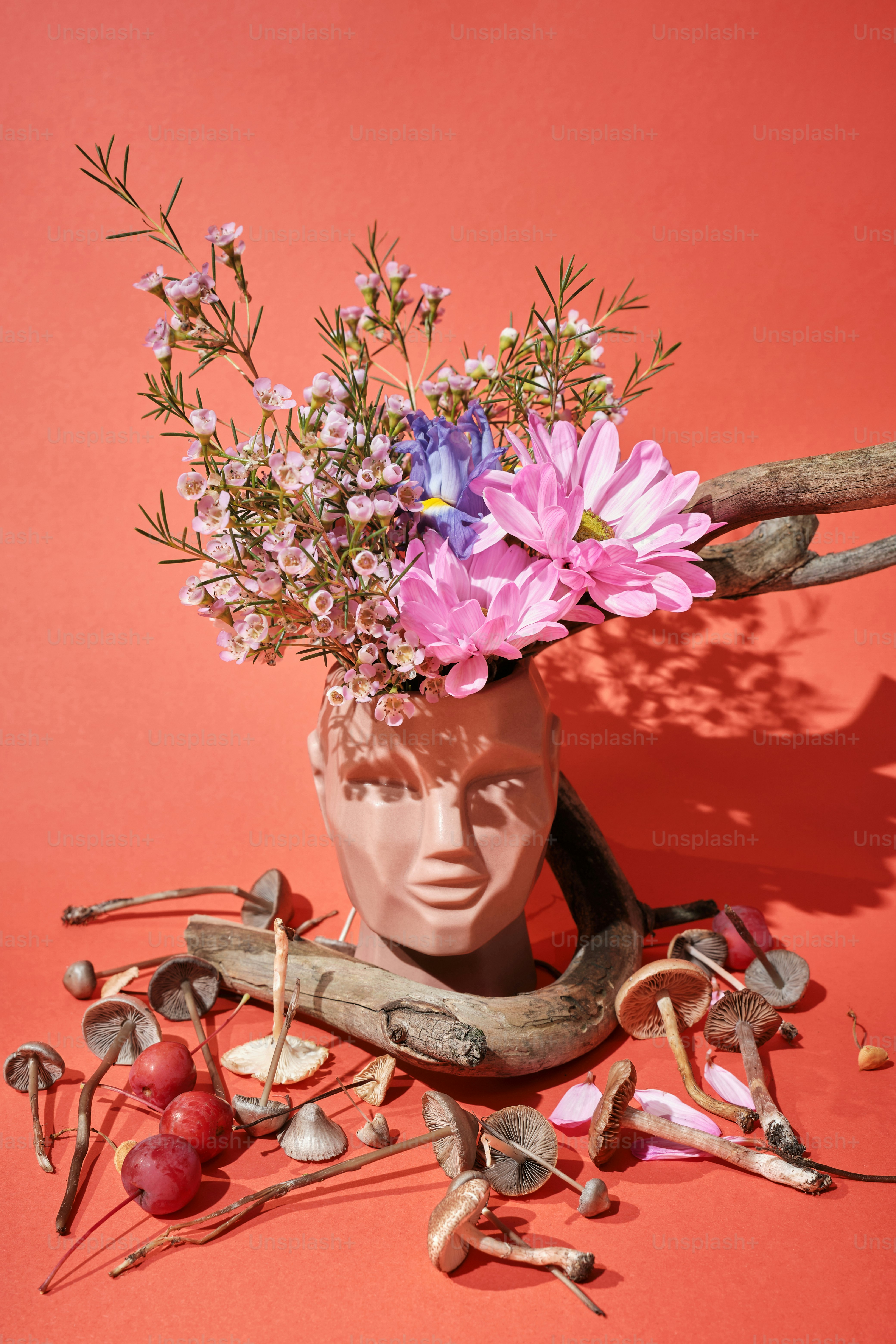 Eine mit Blumen gefüllte Vase auf einem Tisch Foto – Bild zum Thema ...