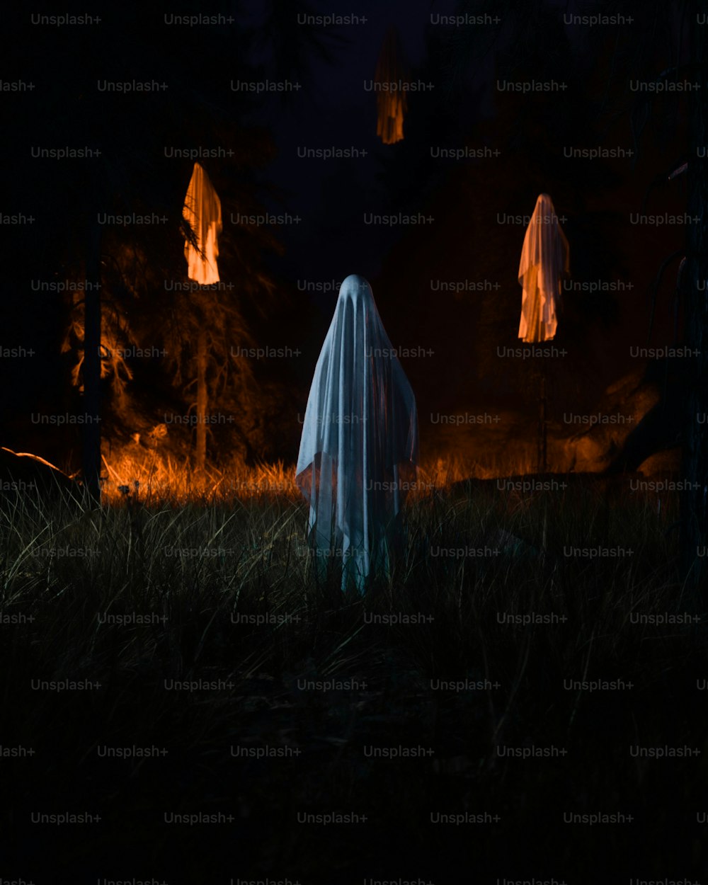 Un fantasma spettrale in piedi in una foresta oscura di notte