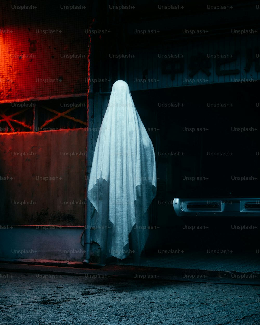 um fantasma fantasmagórico em frente a um prédio