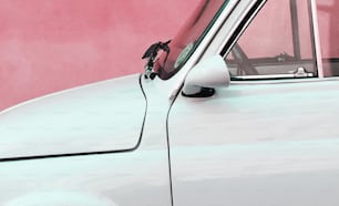 Nahaufnahme des Seitenspiegels eines Autos