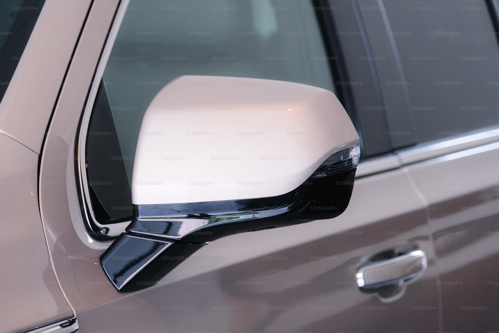 un espejo retrovisor lateral en el costado de un coche