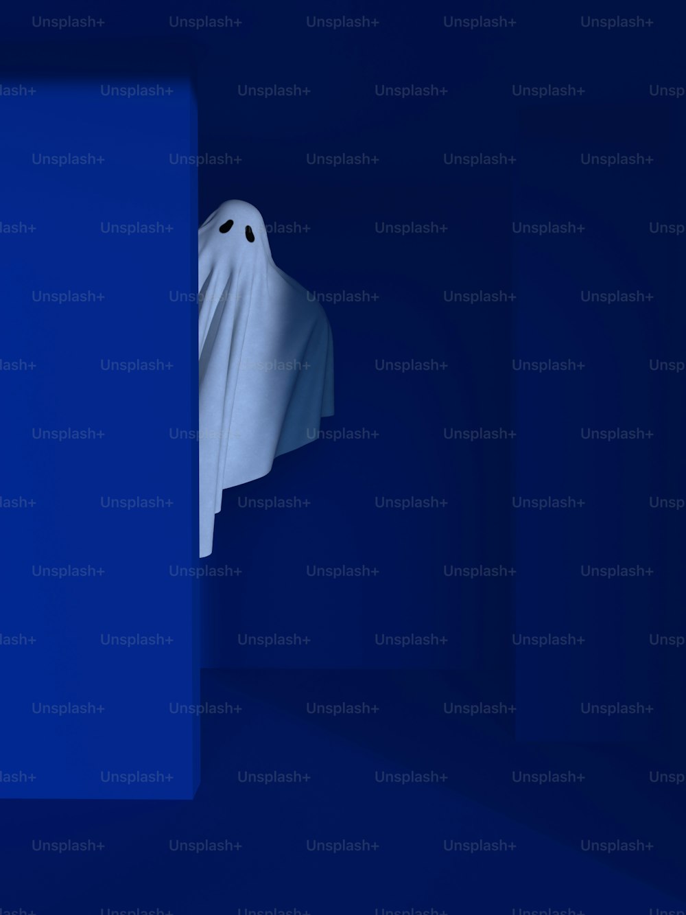 Un fantasma blanco se asoma por una pared azul